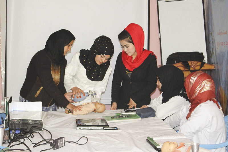 Eesti kõrgkool pakub Afganistani ämmaemandatele kutsealast veebikursust