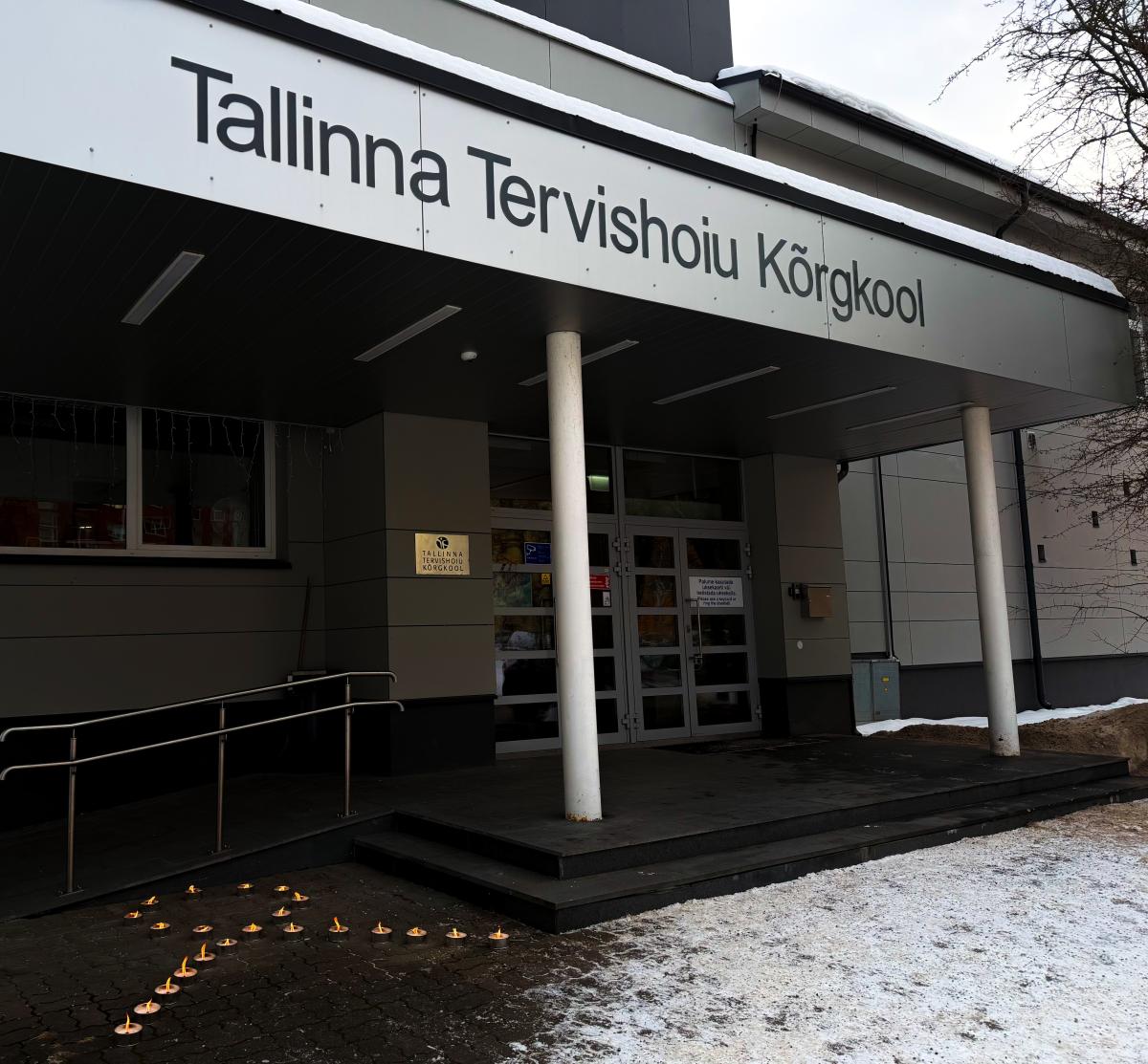 15. veebruaril toetame lapseea vähivastast võitlust küünaldest kuldse lindi kujutusega Tallinna õppehoone ees 