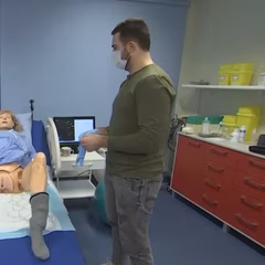 VIDEO | "Õhtu!" saatejuht Robert Rool käis Tallinna Tervishoiu Kõrgkoolis proovimas sünnitust vastu võtta