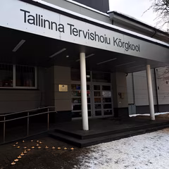 15. veebruaril toetame lapseea vähivastast võitlust küünaldest kuldse lindi kujutusega Tallinna õppehoone ees 