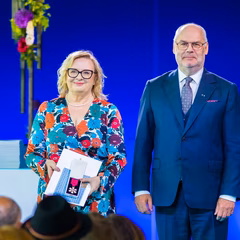 President Alar Karis andis rektor Ülle Ernitsale üle Valgetähe teenetemärgi