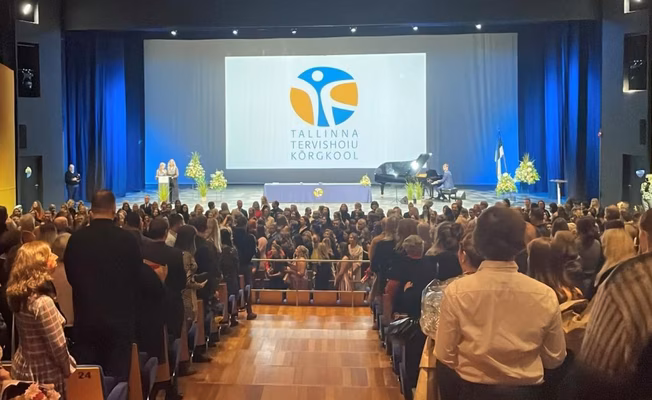 Tallinna Tervishoiu Kõrgkooli talvise piduliku lõpuaktuse pildid on valmis: vaata ja telli!