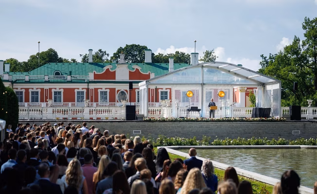 Kõrgkooli lõpetajad osalesid presidendi roosiaia vastuvõtul