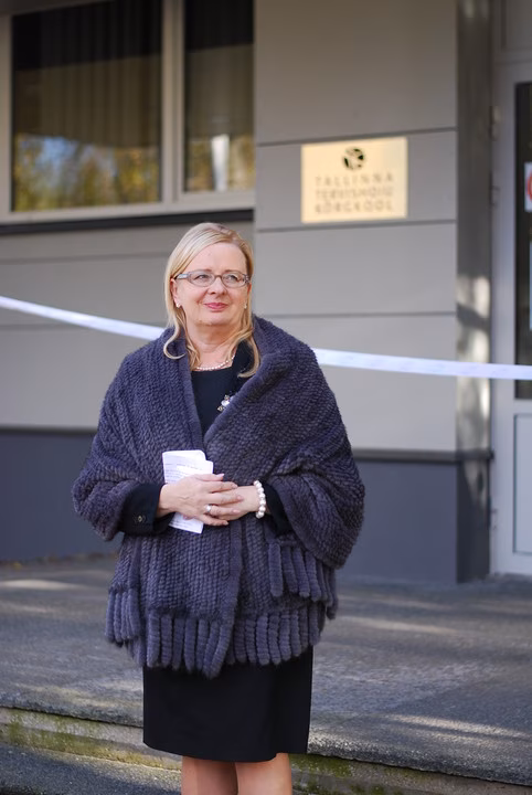 10. Rektor Ülle Ernits avab uue ilmega õppehoone