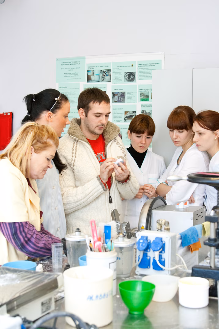 Huvilised hambatehnika laboratooriumis