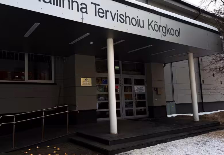 Küünaldest kuldse lindi kujutis Tallinna õppehoone esisel