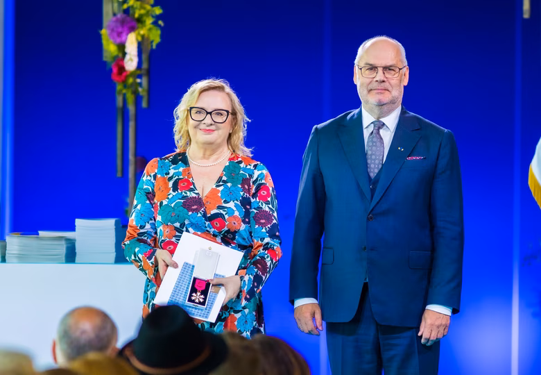 President Alar Karis andis rektor Ülle Ernitsale üle Valgetähe teenetemärgi